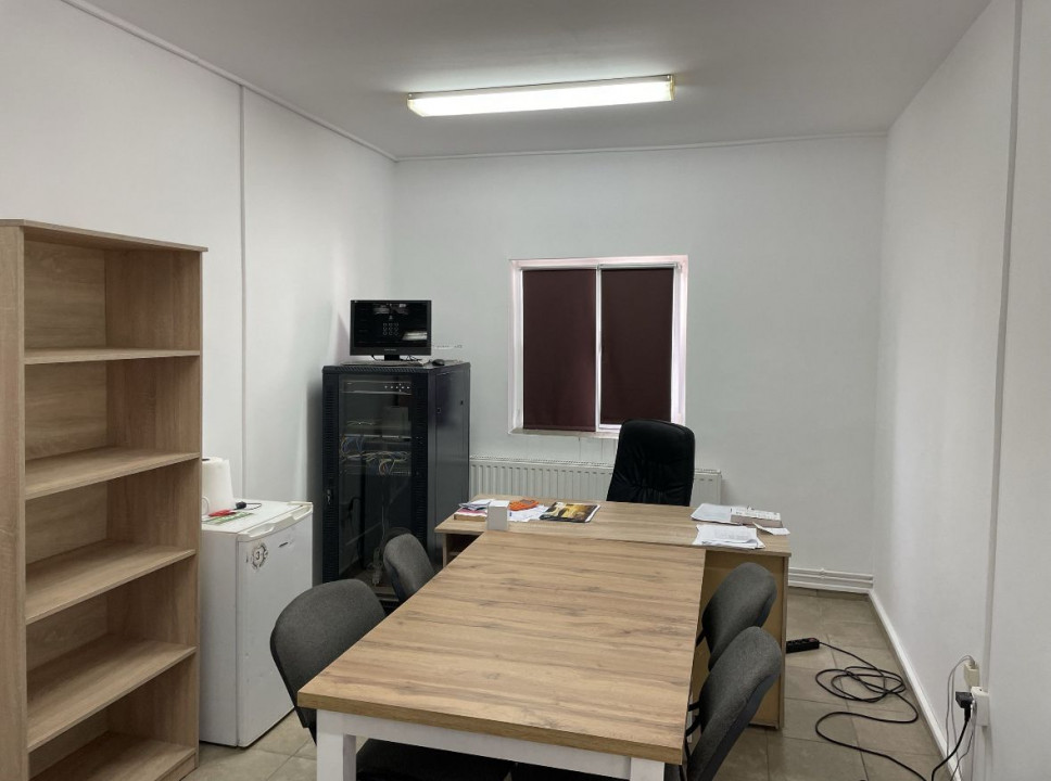 Proprietate industrială de vânzare – 4 hale + birouri + teren generos 