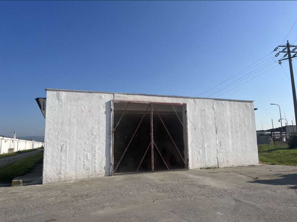Proprietate industrială de vânzare – 4 hale + birouri + teren generos 