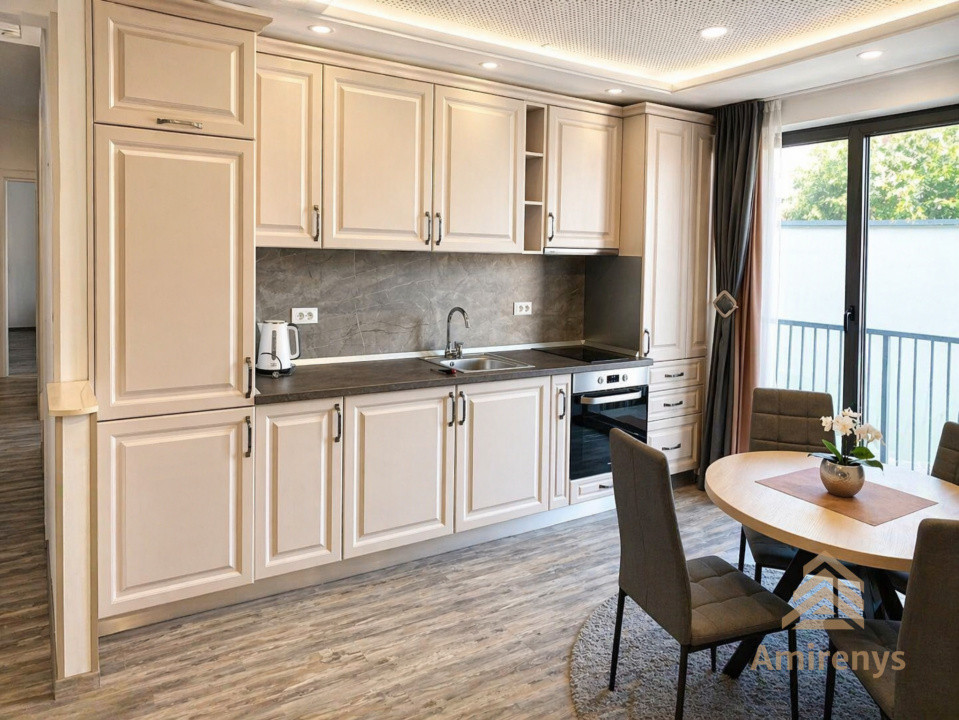 Apartament 3 camere de închiriat | Curte proprie | Parcare | Brasov