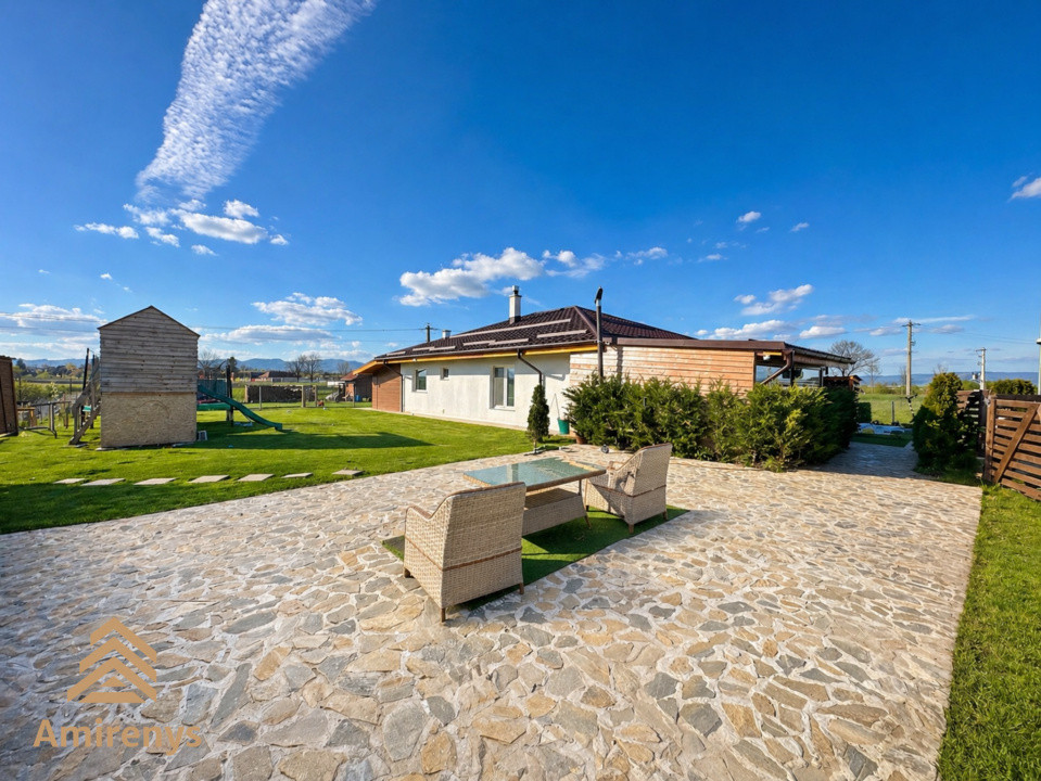 Casă de vânzare Hălchiu, proprietate modernă cu teren generos